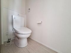 シンプルで清潔感のあるトイレです。壁や床も明るめのカラーで開放感があります。ウォシュレット機能付きで快適にご使用いただけます。